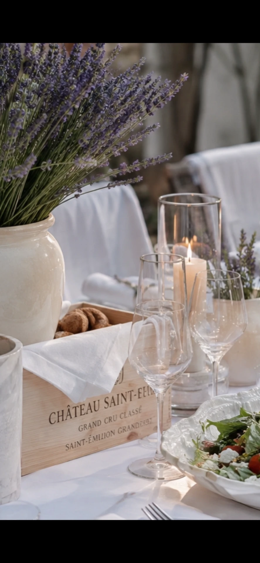 Elegant dukat buffébord utomhus med lavendel, vinglas och tända ljus