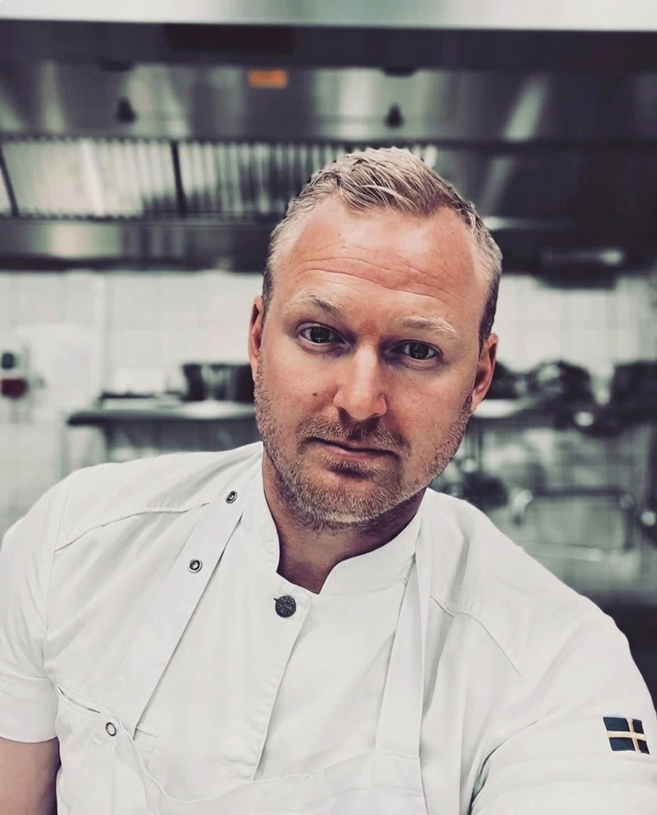 Kökschef Sebastian Seger i kökets miljö